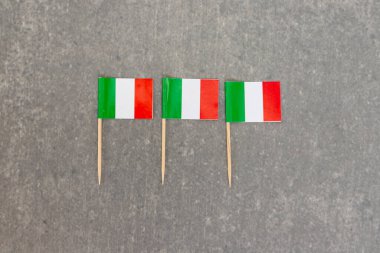 Gri Arkaplanda Üç Mini İtalyan Bayrağı
