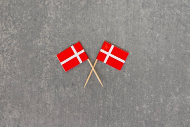 Gri Arkaplanda Danimarka Bayrakları Çaprazlandı