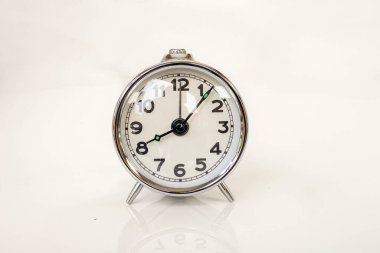 Klasik Krom Vintage Alarm Saati Saat 8: 00 'i gösteriyor Beyaz Arkaplanda Kopya Boşluğu ile izole edilmiş