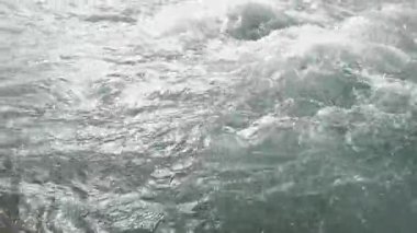 Köpüklü Dalgalar ve Güçlü Akıntılarla Güçlü Beyazsu Nehri