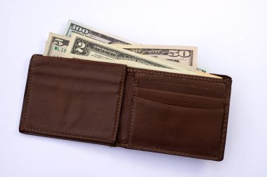 Amerikan Doları ve Beyaz Arkaplanda Boş Kart Yuvaları olan Kahverengi Deri Cüzdanı Aç