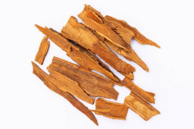 Kurutulmuş Tarçın Kabuğu Beyaz Arkaplanda İzole Edildi