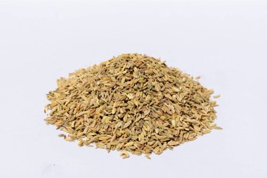 Beyaz Arkaplanda Fennel Tohumları Yığını. .