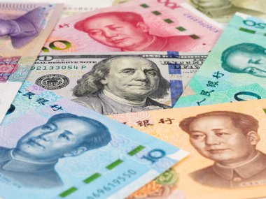 Çin Yuan Banknotları ABD Doları ve Çin Yuan Banknotları Borsası Konsepti. Küresel Para Birimi Karşılaştırması.