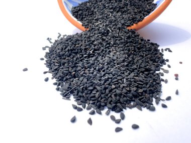 Nigella Sativa Siyah Tohumlar Beyaz Arkaplan 'daki Clay Bowl' dan dökülüyor