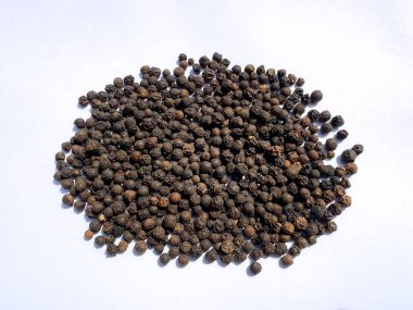 Beyaz arka planda tüm kara biberler izole edilmiş..