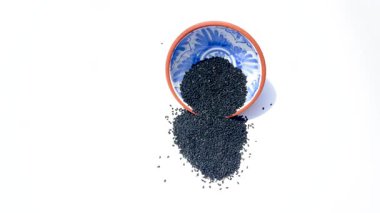 Nigella Sativa Siyah Tohumlar Beyaz Arkaplan 'daki Clay Bowl' dan dökülüyor