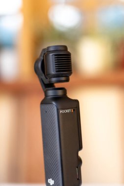 DJI Pocket 3 el kamerasının lensli yakın çekimi