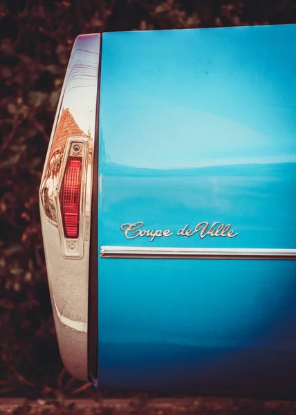 Klasik lüks eski mavi Cadillac coupe Deville sokak retro arabaları bağımlısı