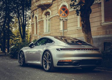 Romanya, Timisoara - 08 20 2023: Porsche 911 Carrera 4S sokakta. Altın saat fotoğrafçılığı, modern parlak araba