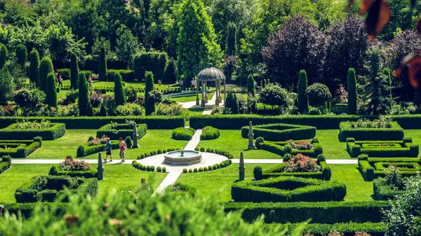 Rumänien Hunedoara 2023 Villa House Und Elegant Heckenlabyrinthe Blumen Displays lizenzfreie Stockbilder