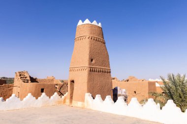 Ushaiger, Suudi Arabistan 'daki Ar Riyad. Toprak tuğlalardan yapılmış geleneksel bir köy. Ushaiger, Suudi Arabistan Krallığı 'ndaki Miras Köylerinden biridir.