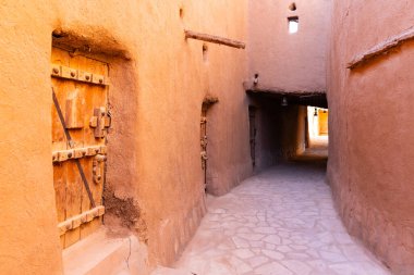 Ushaiger, Suudi Arabistan 'daki Ar Riyad. Toprak tuğlalardan yapılmış geleneksel bir köy. Ushaiger, Suudi Arabistan Krallığı 'ndaki Miras Köylerinden biridir.