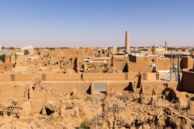 Ushaiger, Suudi Arabistan 'daki Ar Riyad. Toprak tuğlalardan yapılmış geleneksel bir köy. Ushaiger, Suudi Arabistan Krallığı 'ndaki Miras Köylerinden biridir.