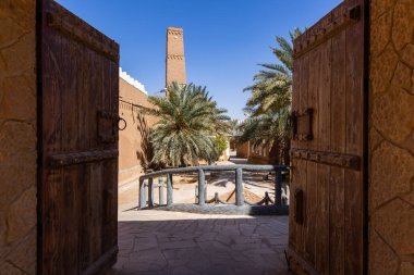 Ushaiger, Suudi Arabistan 'daki Ar Riyad. Toprak tuğlalardan yapılmış geleneksel bir köy. Ushaiger, Suudi Arabistan Krallığı 'ndaki Miras Köylerinden biridir.