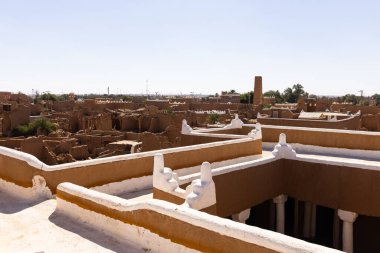 Ushaiger, Suudi Arabistan 'daki Ar Riyad. Toprak tuğlalardan yapılmış geleneksel bir köy. Ushaiger, Suudi Arabistan Krallığı 'ndaki Miras Köylerinden biridir.