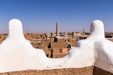 Ushaiger, Suudi Arabistan 'daki Ar Riyad. Toprak tuğlalardan yapılmış geleneksel bir köy. Ushaiger, Suudi Arabistan Krallığı 'ndaki Miras Köylerinden biridir.