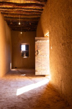 Ushaiger, Suudi Arabistan 'daki Ar Riyad. Toprak tuğlalardan yapılmış geleneksel bir köy. Ushaiger, Suudi Arabistan Krallığı 'ndaki Miras Köylerinden biridir.