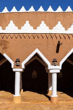 Ushaiger, Suudi Arabistan 'daki Ar Riyad. Toprak tuğlalardan yapılmış geleneksel bir köy. Ushaiger, Suudi Arabistan Krallığı 'ndaki Miras Köylerinden biridir.