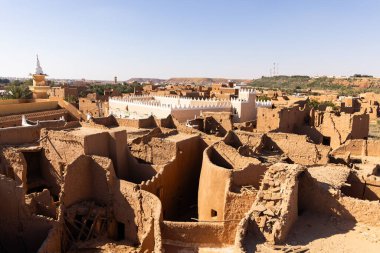 Ushaiger, Suudi Arabistan 'daki Ar Riyad. Toprak tuğlalardan yapılmış geleneksel bir köy. Ushaiger, Suudi Arabistan Krallığı 'ndaki Miras Köylerinden biridir.