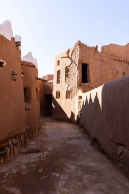 Ushaiger, Suudi Arabistan 'daki Ar Riyad. Toprak tuğlalardan yapılmış geleneksel bir köy. Ushaiger, Suudi Arabistan Krallığı 'ndaki Miras Köylerinden biridir.