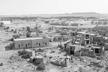 Suudi Arabistan 'da çölün ortasında terk edilmiş çamurlu evleri olan küçük Raghba köyü manzarası.