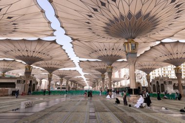 Medine, Suudi Arabistan, 13 Şubat 2024: Medine, Suudi Arabistan 'daki hacıların bulunduğu Mescid-i Haram veya El-Nabawi camiinin avlusu