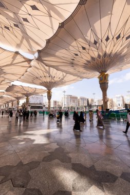 Medine, Suudi Arabistan, 13 Şubat 2024: Medine, Suudi Arabistan 'daki hacıların bulunduğu Mescid-i Haram veya El-Nabawi camiinin avlusu