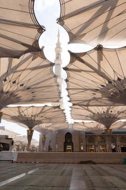 Medine, Suudi Arabistan, 13 Şubat 2024: Medine, Suudi Arabistan 'daki hacıların bulunduğu Mescid-i Haram veya El-Nabawi camiinin avlusu