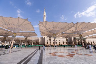 Medine, Suudi Arabistan, 13 Şubat 2024: Medine, Suudi Arabistan 'daki hacıların bulunduğu Mescid-i Haram veya El-Nabawi camiinin avlusu