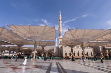 Medine, Suudi Arabistan, 13 Şubat 2024: Medine, Suudi Arabistan 'daki hacıların bulunduğu Mescid-i Haram veya El-Nabawi camiinin avlusu