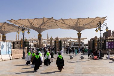 Medine, Suudi Arabistan, 13 Şubat 2024: Medine, Suudi Arabistan 'daki hacıların bulunduğu Mescid-i Haram veya El-Nabawi camiinin avlusu