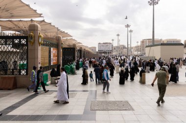 Medine, Suudi Arabistan, 13 Şubat 2024: Seyyahlar namazdan sonra Medine, Suudi Arabistan 'daki Mescid-i Haram veya el-Nabawi camisini terk ediyorlar