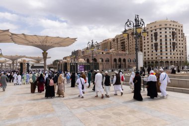 Medine, Suudi Arabistan, 13 Şubat 2024: Suudi Arabistan 'ın Medine kentindeki Mescid-i Haram veya El-Medine camisine giden hacılar