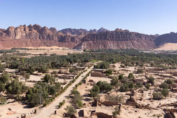 Eski kasaba ve modern yolu Suudi Arabistan 'la Alula Vadisi' nin manzarası yükseldi.