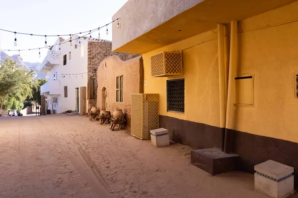 El Ula, Suudi Arabistan 'da doğal yolu olan geleneksel binalar