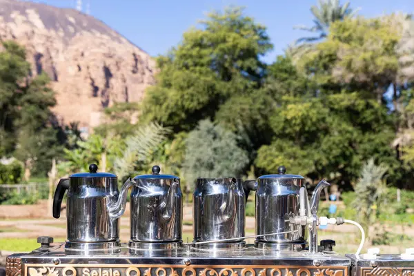 Al Ula, Suudi Arabistan, 12 Şubat 2024: Suudi Arabistan 'daki El Ula vahasındaki bir kahve barında kahve demlikleri