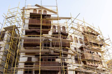 Suudi Arabistan 'ın Al Balad bölgesinde tarihi ahşap balkonları olan eski Jeddah kasabası.