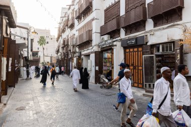 Jeddah, Suudi Arabistan, 14 Şubat 2024: Suudi Arabistan 'ın El Balad ilçesindeki tarihi evlerdeki eski Jeddah kasabasındaki dükkanlar