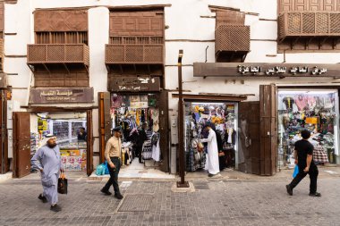 Jeddah, Suudi Arabistan, 14 Şubat 2024: Suudi Arabistan 'ın El Balad ilçesindeki tarihi evlerdeki eski Jeddah kasabasındaki dükkanlar
