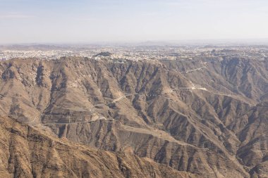 Suudi Arabistan 'ın güneydoğusundaki Abha şehri bir vadinin hemen kıyısındaki yüksek bir platoda yer almaktadır.