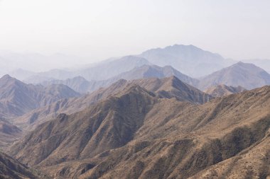 Suudi Arabistan 'ın Abha bölgesinde dağlarla çevrili manzara