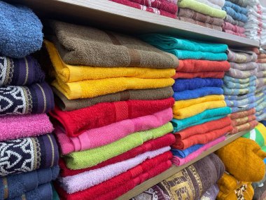 Çeşitli renkte banyo havluları Tekstil Dükkanı Rafında Güzelce Katlanmış