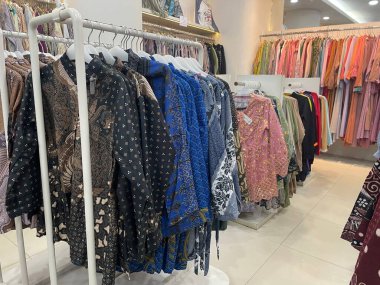 Geleneksel Batik Giysileri Modern Moda Mağazası İçlerinde Güzelce Gösterildi