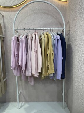 Uzun Kollu Toplar ve Askılarda Giyilen Mütevazı Giysilerle Renk Koordinasyonlu Başörtüsü Moda Görüntüsü