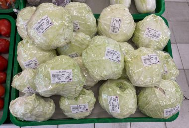 14 Haziran 2024 Superindo Supermarket, Metro, Lampung, Endonezya 'da Taze Lahanalar sergileniyor