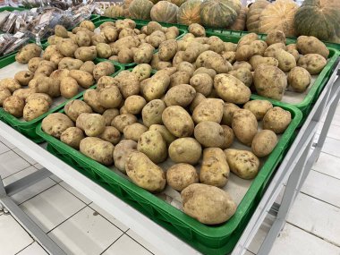 14 Haziran 2024 Superindo Süpermarkette Taze Patatesler, Metro, Lampung, Endonezya