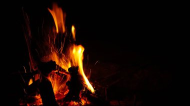 Soyut Ateş Işığı Dansı Yazdırma ve Dijital Kullanım İçin Siyah Arkaplanlı Alevleri İzole Etti
