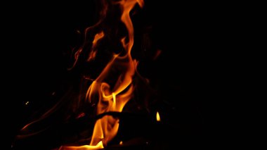 Soyut Ateş Işığı Dansı Yazdırma ve Dijital Kullanım İçin Siyah Arkaplanlı Alevleri İzole Etti