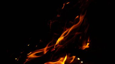 Soyut Ateş Işığı Dansı Yazdırma ve Dijital Kullanım İçin Siyah Arkaplanlı Alevleri İzole Etti